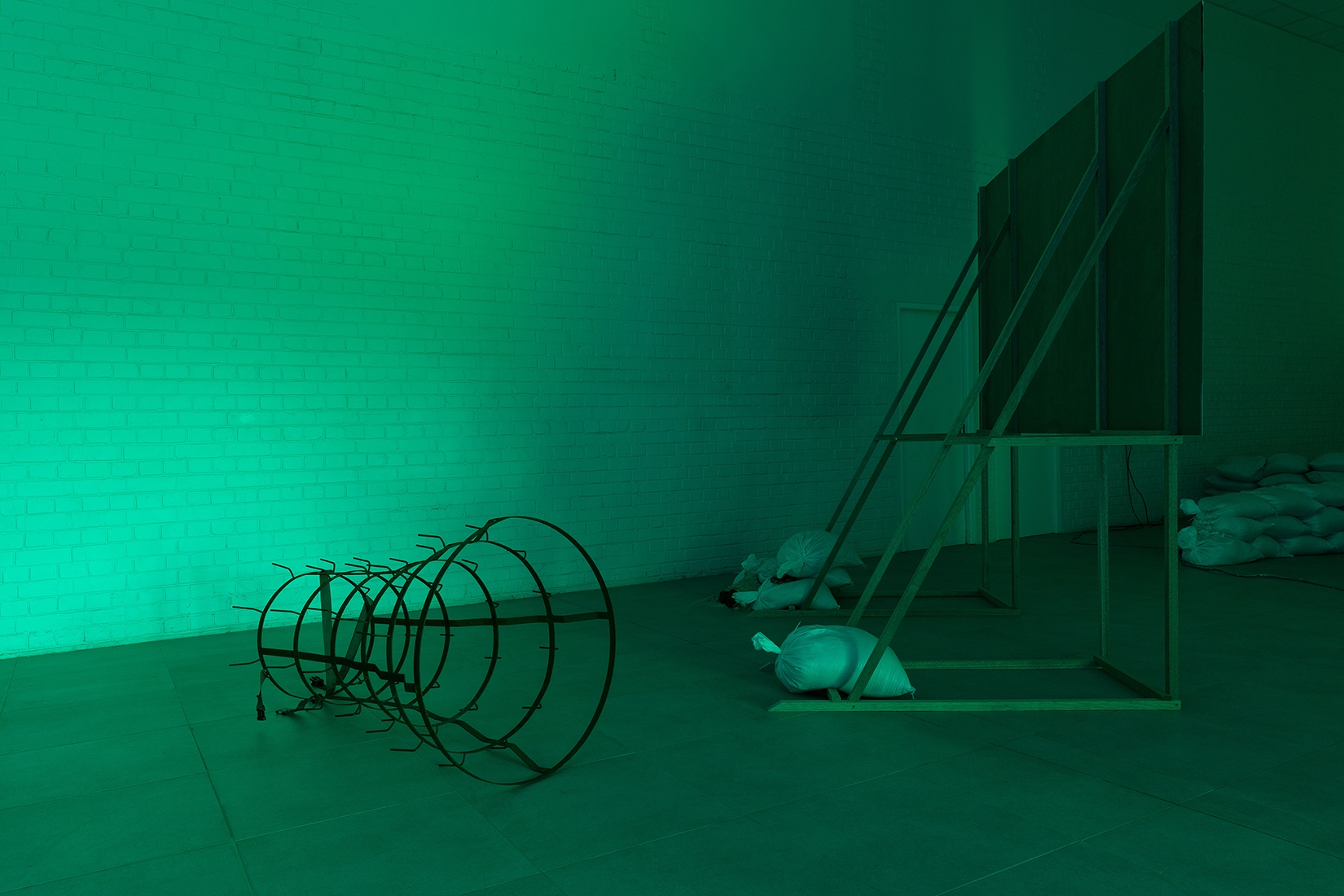 https://www.abrideswardt.com/files/gimgs/th-81_Installation view Abri de Swardt, Kammakamma (2022-2024), Synchronised two-channel projection, configurable screens, sand from Macassar Dunes, and costumes, 16’54 min 8.jpg